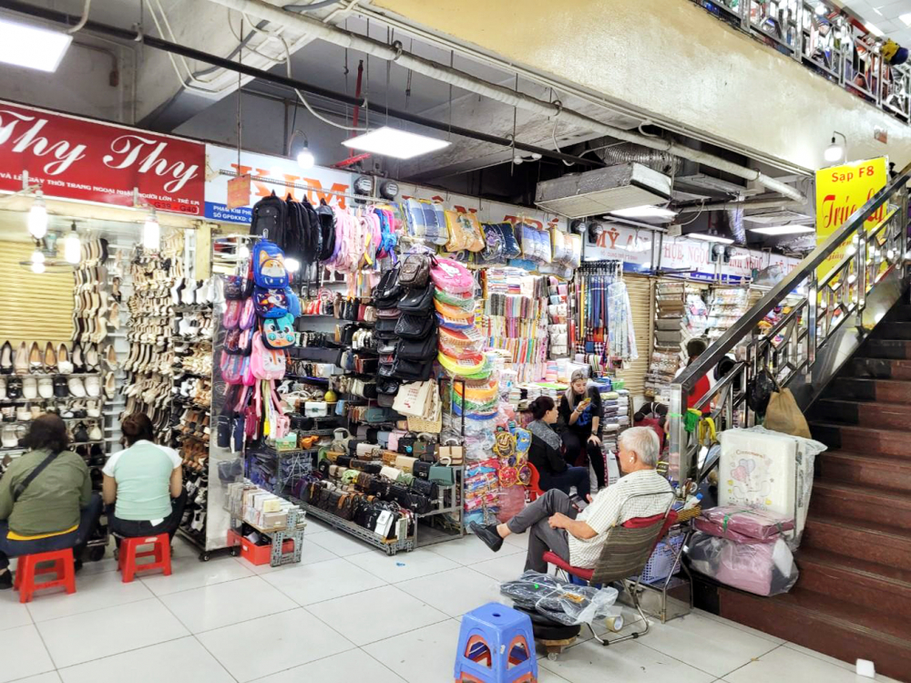 Chợ An Đông vắng khách dù các sạp hàng vẫn duy trì hoạt động