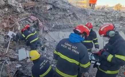 đoàn cứu hộ cứu nạn của Công an Việt Nam đã phát hiện và đưa 4 thi thể trong đống đổ nát bởi động đất ra ngoài.