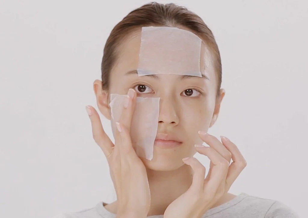 Đắp lotion mask 3 phút  Đây là cách làm đẹp đơn giản nhưng rất được phụ nữ Nhật yêu thích. Về lâu dài, việc đắp lotion mask 3 phút còn có thể làm căng những nếp nhăn ở vùng cánh mũi, khóe mắt, trán giúp ngừa lão hóa hiệu quả.  Sau khi làm sạch da mặt, bạn chỉ cần đổ toner lên miếng bông tẩy trang rồi đắp lên da trong 3 phút, sau đó, vỗ nhẹ để toner thấm vào da rồi tiếp tục thực hiện các bước dưỡng khác. 3 phút đắp lotion mask mỗi ngày sẽ giúp da căng bóng, mịn mướt và se khít lỗ chân lông.