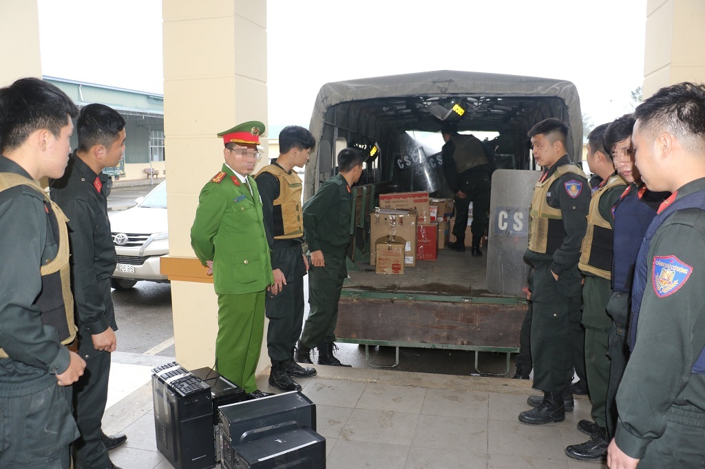 Nhiều tài liệu tại Trung tâm Đăng kiểm xe cơ giới tỉnh Nghệ An được thu giữ để phục vụ điều tra