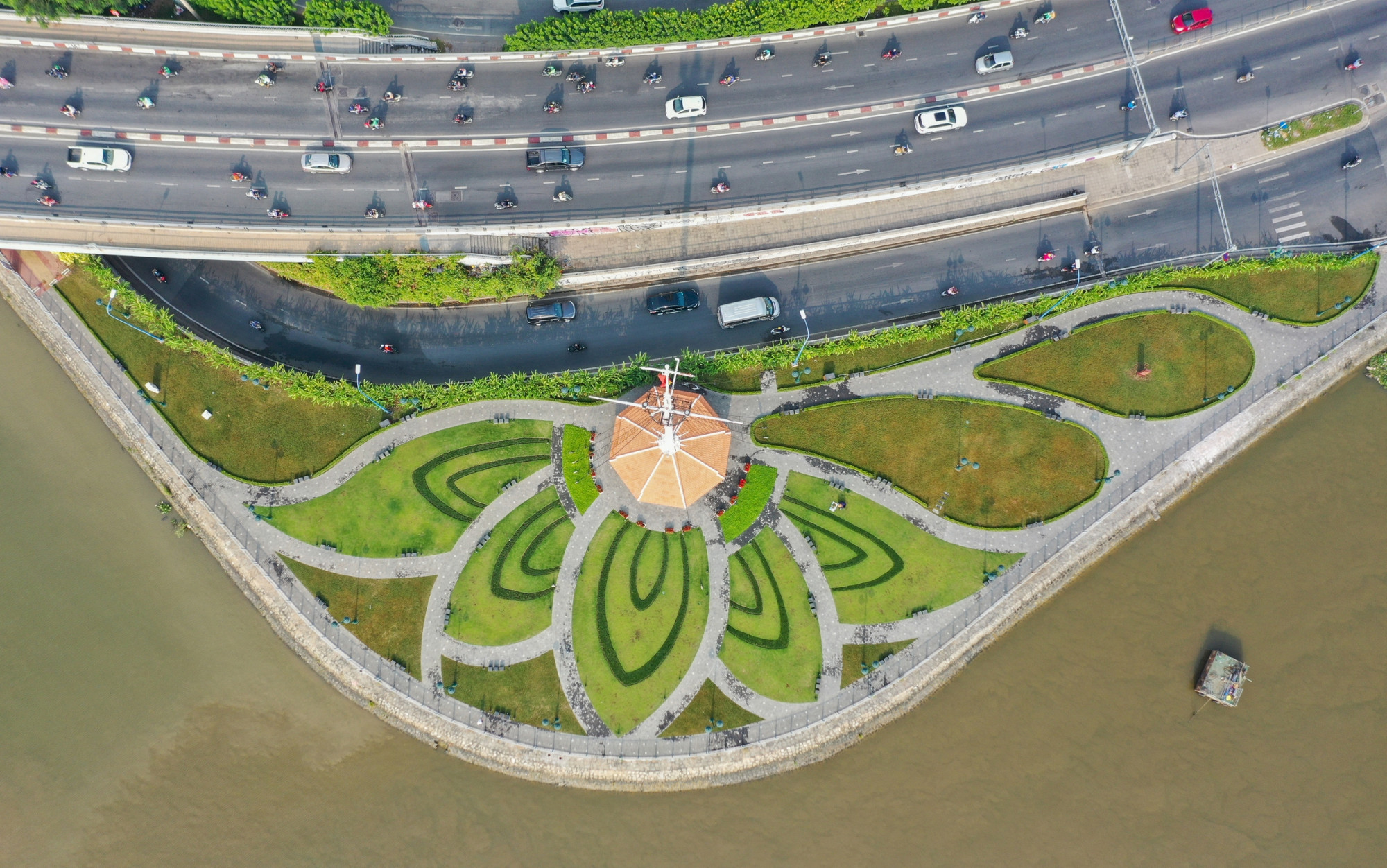 Khuôn viên quanh cột cờ Thủ Ngữ với diện tích hơn 3.000 m2 được trồng cỏ, lát đá tạo hoa sen cách điệu.