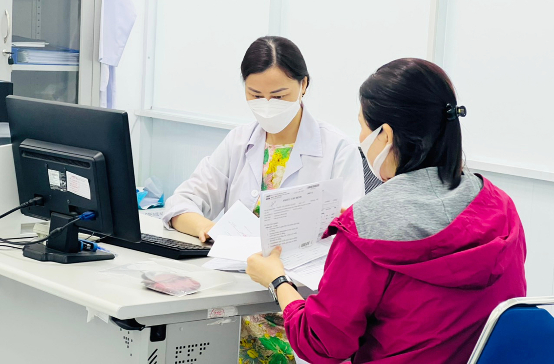 Bác sĩ Hoàng Oanh - Viện Sốt rét - Ký sinh trùng - Côn trùng TPHCM - đang tư vấn và thăm khám lại cho chị N. - ẢNH: P.A.