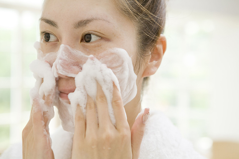 Tạo bọt sữa rửa mặt  Phụ nữ Nhật cho rằng có quá nhiều tác động môi trường khiến da dễ hình thành nếp nhăn, nhanh lão hóa. Do đó, khi rửa mặt, phụ nữ Nhật ưu tiên sử dụng những sản phẩm êm dịu, tạo lực nhẹ nhàng, hạn chế tác động vật lý trên da.   Ngoài ra họ còn sử dụng thêm các dụng cụ hỗ trợ để tạo bọt sữa rửa mặt tốt hơn. Lớp bọt bông mịn sẽ có khả năng len lỏi làm sạch tận sâu lỗ chân lông mà da vẫn giữ dược độ ẩm mịn màng.