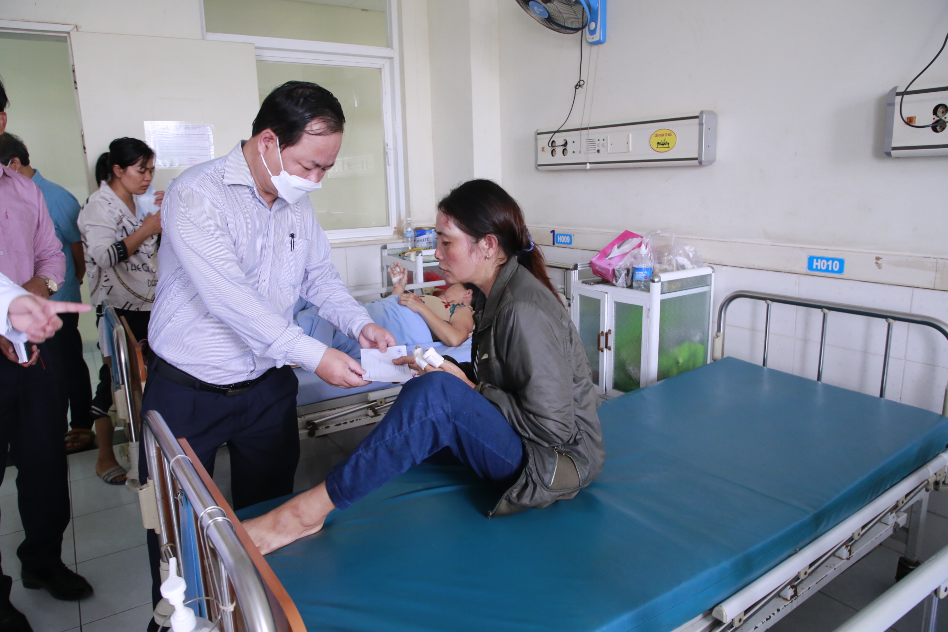 Ông Nguyễn Hồng Quang - Phó chủ tịch UBND tỉnh Quảng Nam đến thăm, hỗ trợ cho những người bị nạn đang điều trị tại bệnh viện Đa khoa Trung ương Quảng Nam
