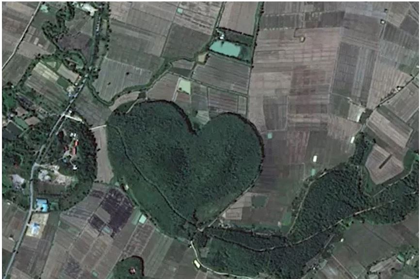 Khu rừng đóng vai trò là “trái tim xanh” cung cấp không khí trong lành cho ngôi làng Santitham xa xôi