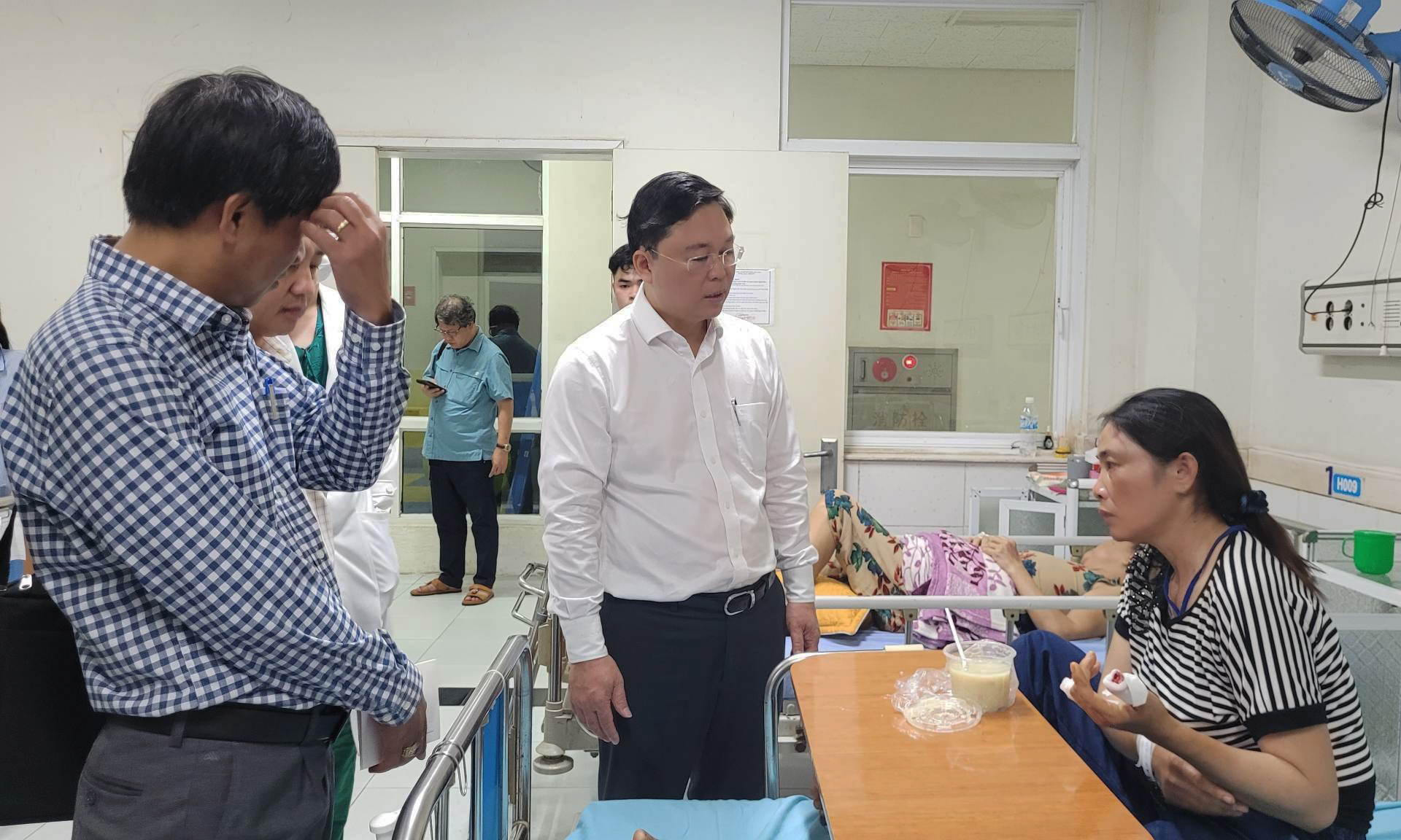 ông Lê Trí Thanh, Chủ tịch UBND tỉnh Quảng Nam đã đến thăm hỏi các nạn nhân - ảnh Đ.c