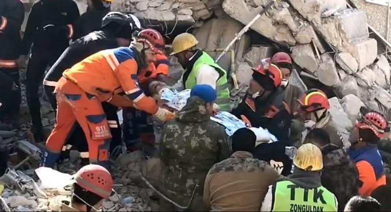 Một cuộc giải cứu khác đã cứu mạng sống của giáo viên Emine Akgul, 26 tuổi, được giải thoát khỏi một tòa nhà chung cư bị sập ở Antakya - thủ phủ của Hatay - bởi một đội tìm kiếm và cứu nạn mỏ, hãng thông tấn Anadolu của Thổ Nhĩ Kỳ đưa tin.  Lực lượng cứu hộ đã kéo cô ấy ra ngoài 201 giờ sau khi trận động đất xảy ra và hình ảnh cho thấy một máy đào Volvo đã được sử dụng trong hoạt động này.  Những hình ảnh cho thấy cô sau đó được trực thăng chở đến bệnh viện ở tỉnh Adana - cách đó khoảng 70 dặm - để điều trị y tế.  Siba Aburas cũng được giải cứu khỏi đống đổ nát ở Hatay sau hơn 200 giờ.  Tại tỉnh Adiyaman, lực lượng cứu hộ đã tiếp cận được Muhammed Cafer Cetin, 18 tuổi, và các nhân viên y tế đã tiêm chất lỏng vào tĩnh mạch cho anh ta trước khi cố gắng đưa ra khỏi một tòa nhà đổ nát nguy hiểm khi lực lượng cứu hộ đang làm việc.   Số người chết trong các trận động đất mạnh 7,8 và 7,5 độ richter, xảy ra cách nhau 9 giờ vào ngày 6/2 ở đông nam Thổ Nhĩ Kỳ và bắc Syria, đã vượt qua con số 39.000. Nó có khả năng tăng lên khi lực lượng cứu hộ sàng lọc đống đổ nát của nhiều tòa nhà hơn.  Các chuyên gia cho biết cơ hội tìm kiếm những người sống sót đang đóng lại.