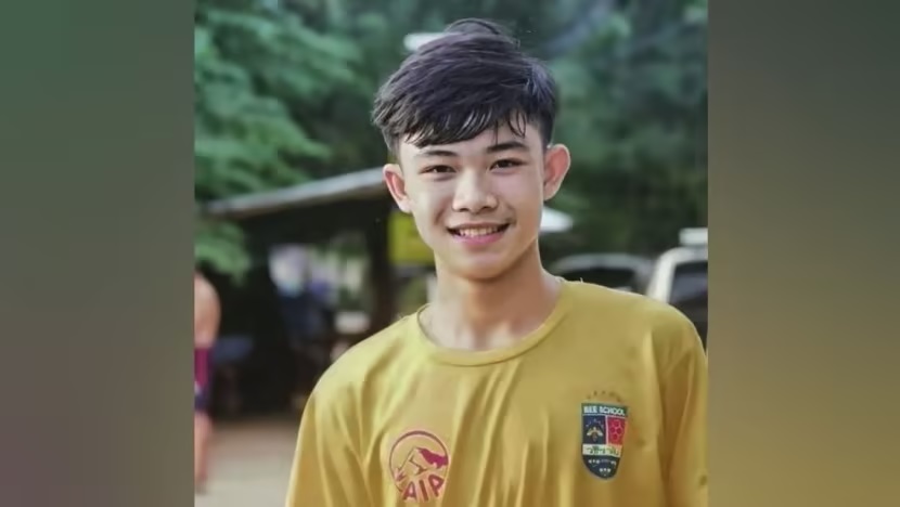 Cậu bé Lợn Rừng Duangpetch Promthep qua đời ở tuổi 17 khi đang thực hiện ước mơ bóng đá tại Anh