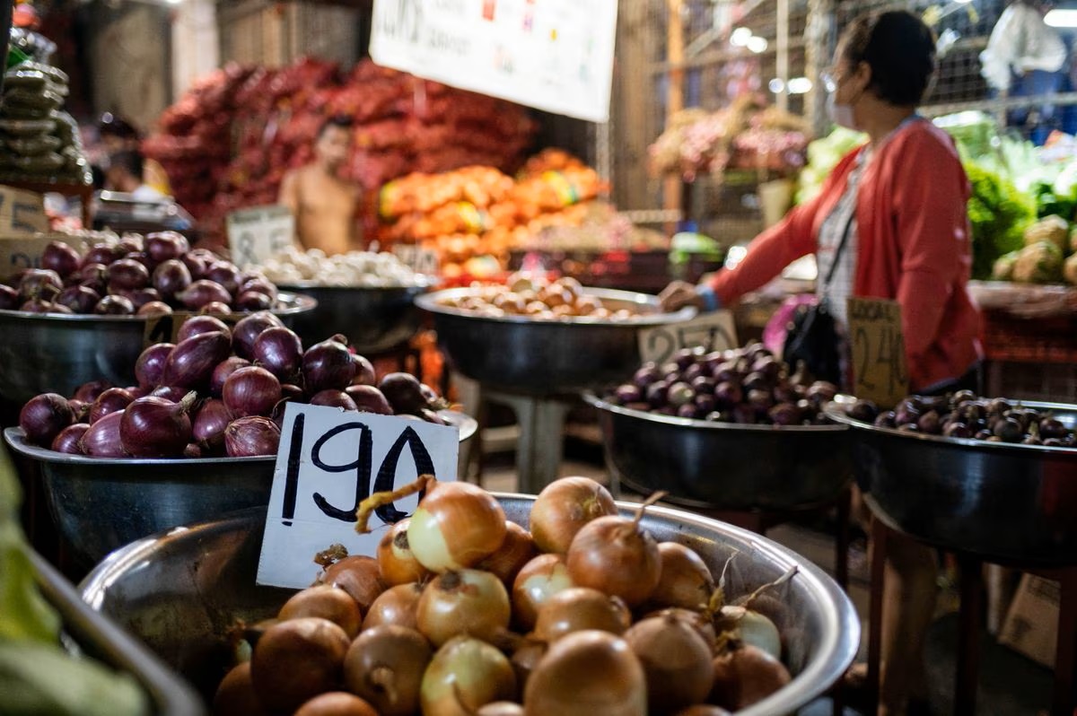 Hành tây được bày bán tại một quầy hàng tại một khu chợ ở Manila, Philippines