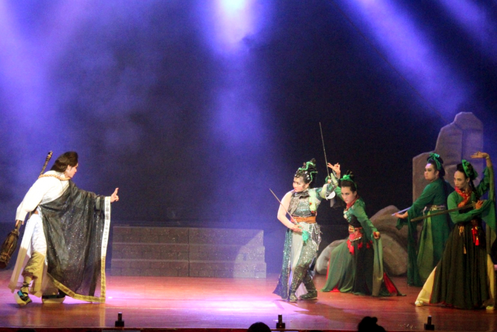 Vở Bạch xà đáo địa ngục môn của sân khấu Lê Nguyễn Trường Giang mang phong cách “cải lương hành động” với nhiều màn vũ đạo, chiến đấu