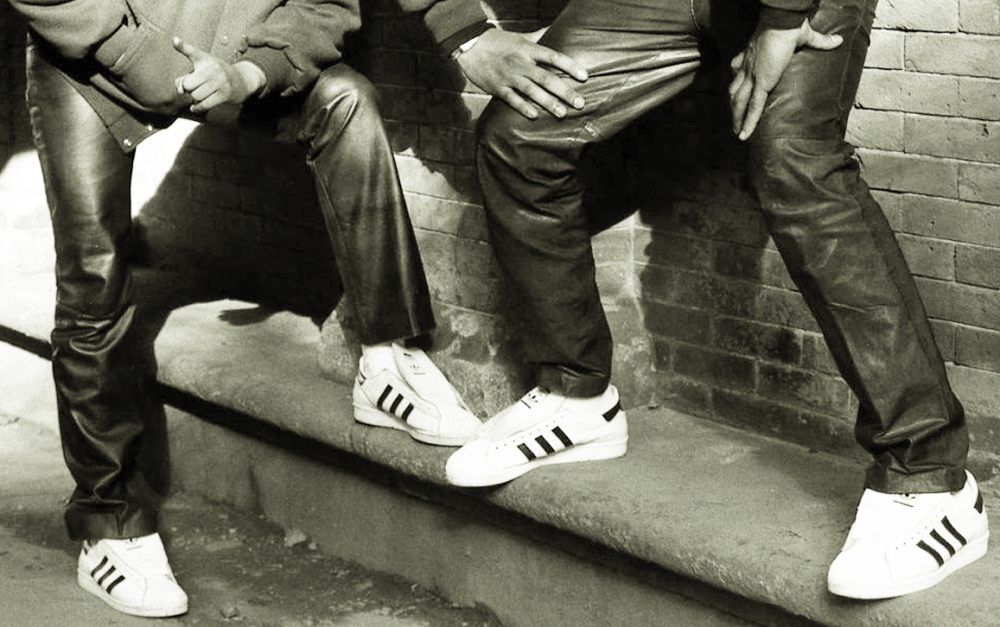 Nhóm nhạc Run-D.M.C quảng bá cho một mẫu giày adidas vào năm 1985 - ẢNH: OLIVER MORRIS