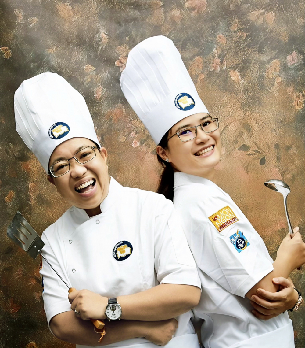 Minh Anh và Hồng Ngọc cùng phát huy sở trường nấu ăn (ảnh: FB Pham Minh Anh)