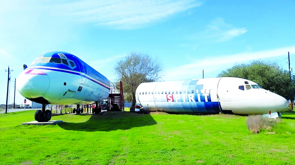 Axline đã sống trên chiếc MD-80 (trái) hơn một thập niên và đang có kế hoạch cải tạo chiếc DC-9