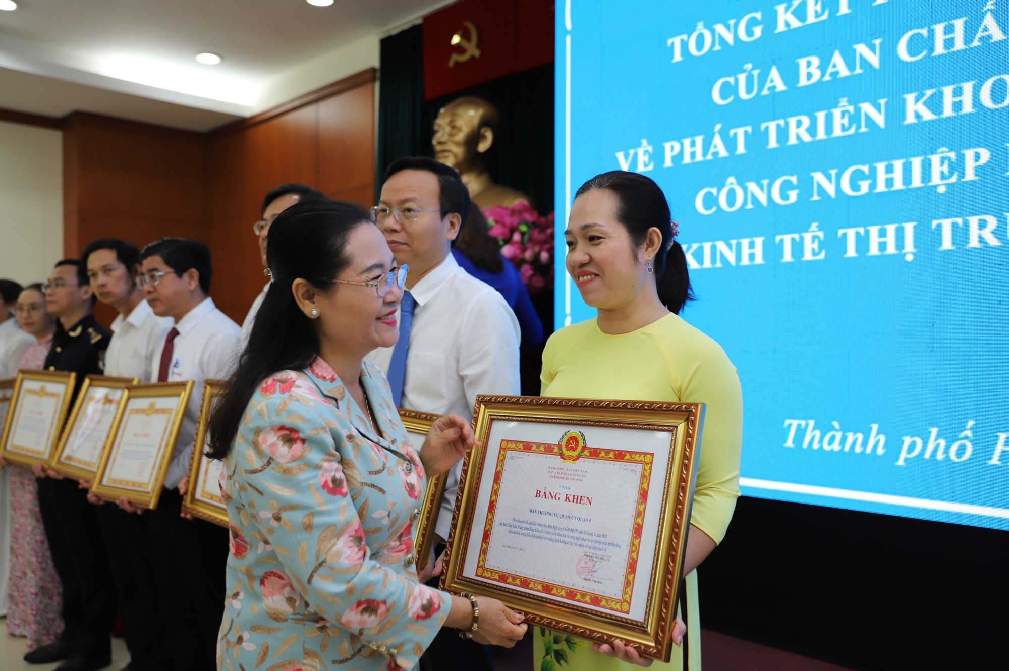 Tại hội nghị, Thành ủy TPHCM đã biểu dương 53 đơn vị, cá nhân thực hiện có thành tích xuất sắc trong thực hiện Nghị quyết số 20-NQ/TW của Trung ương Đảng khóa XI