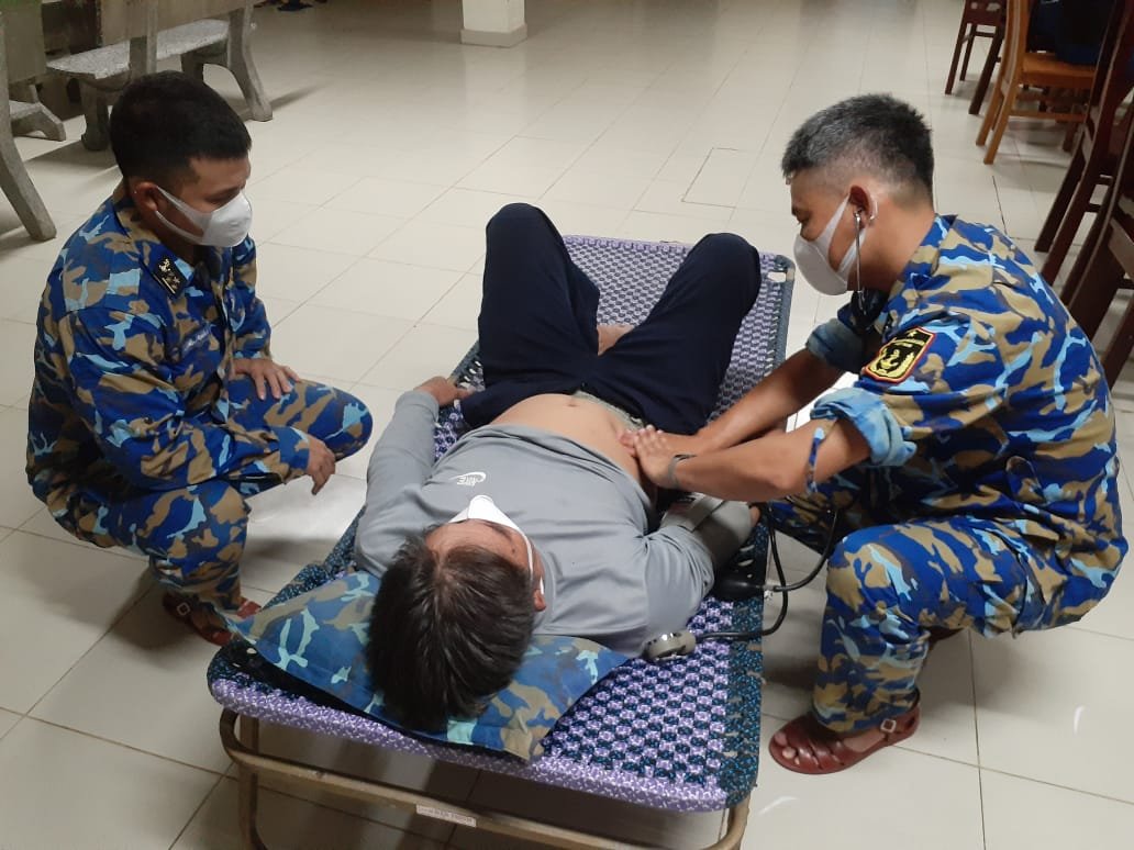 Quân y đảo Đá Lát thăm khám sức khỏe cho bệnh nhân - Ảnh: Nguyễn Chính