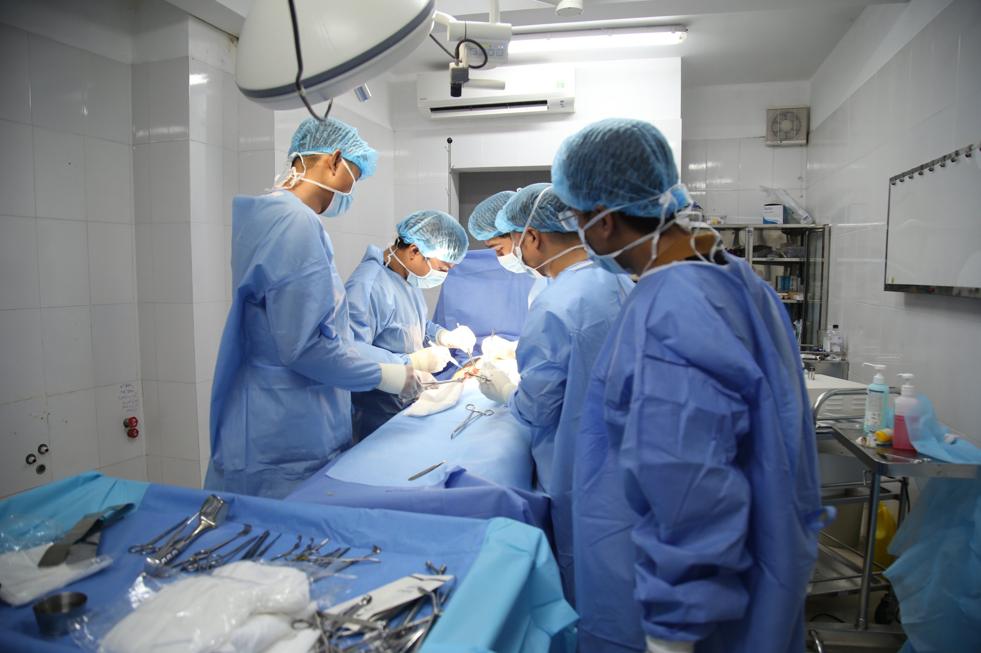 Quân y đảo Trường Sa phẫu thuật cấp cứu bệnh nhân Nguyễn Cang - Ảnh: Nguyễn Chính