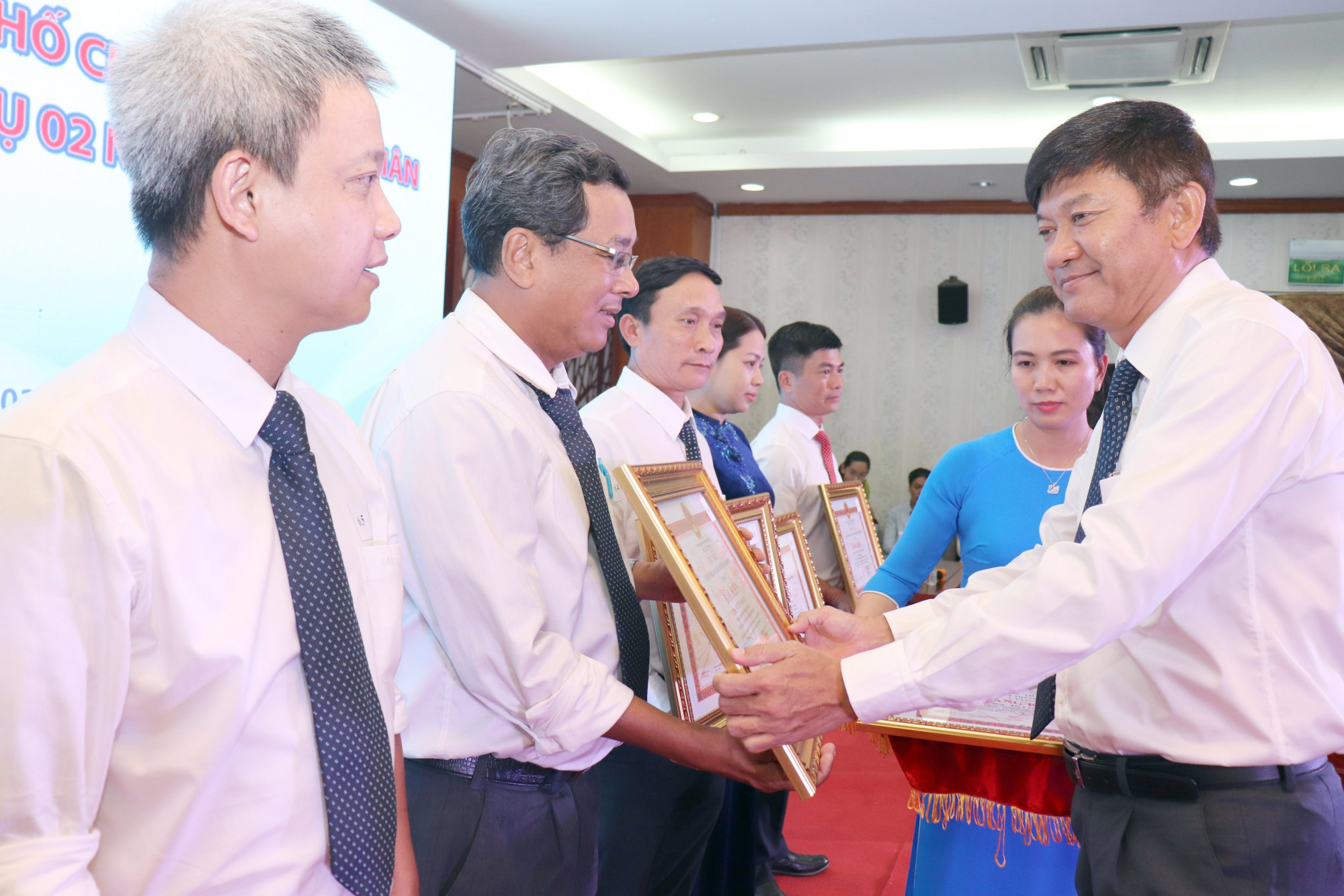 Ông Trần Quang Minh - Phó bí thư Đảng ủy, Tổng Giám đốc Sawaco tặng bằng khen cho các đơn vị, cá nhân hoàn thành nhiệm vụ xuất sắc - Ảnh: Sawaco