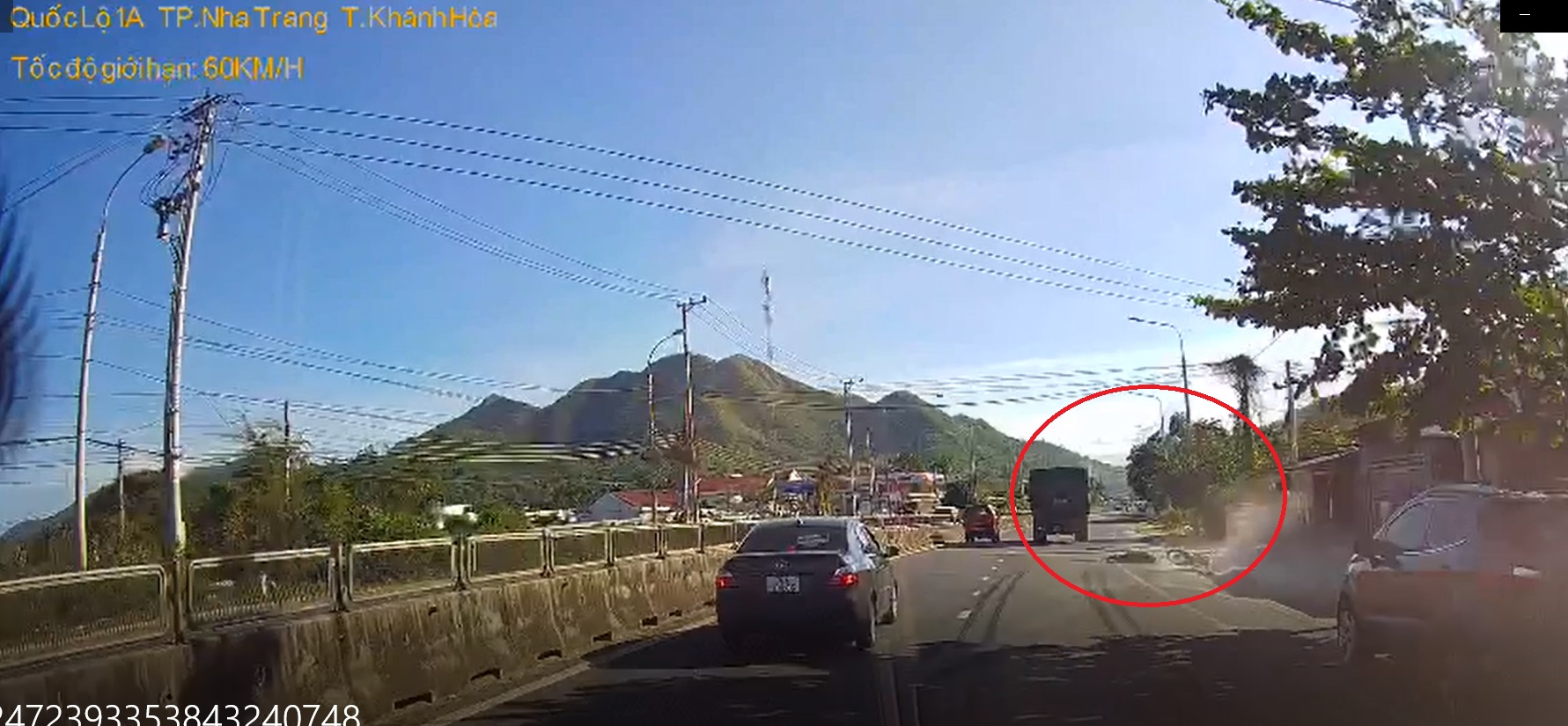 Xe biển số đỏ không dừng lại mà tiếp tục hành trình sau khi gây tai nạn - Ảnh cắt từ clip