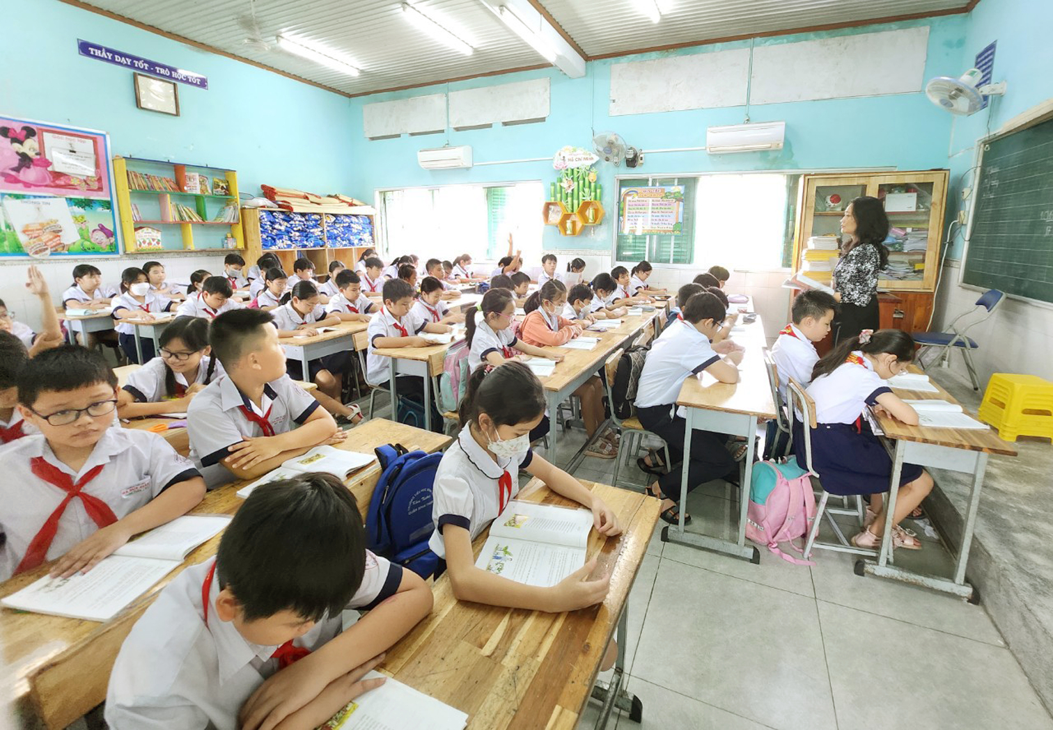 Một lớp học ở Trường tiểu học Hà Huy Giáp (quận 12) có sĩ số 57 học sinh, phải kê bàn ghế lên sát bục giảng - ẢNH: P.T