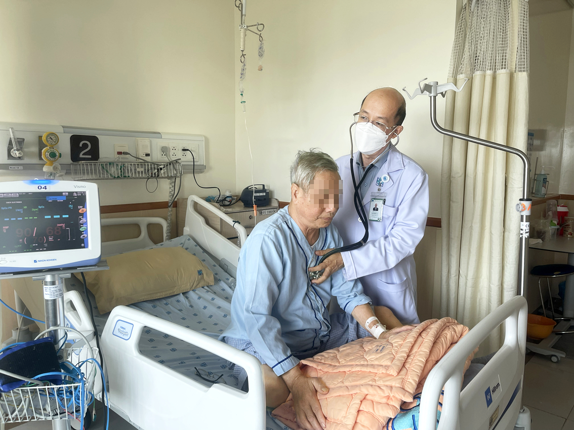 Bác sĩ Lê Thượng Vũ - Phó trưởng khoa Hô hấp Bệnh viện Đại học y dược TPHCM - đang thăm khám cho bệnh nhân bị ho, sốt kéo dài - ẢNH: THANH HUYỀN