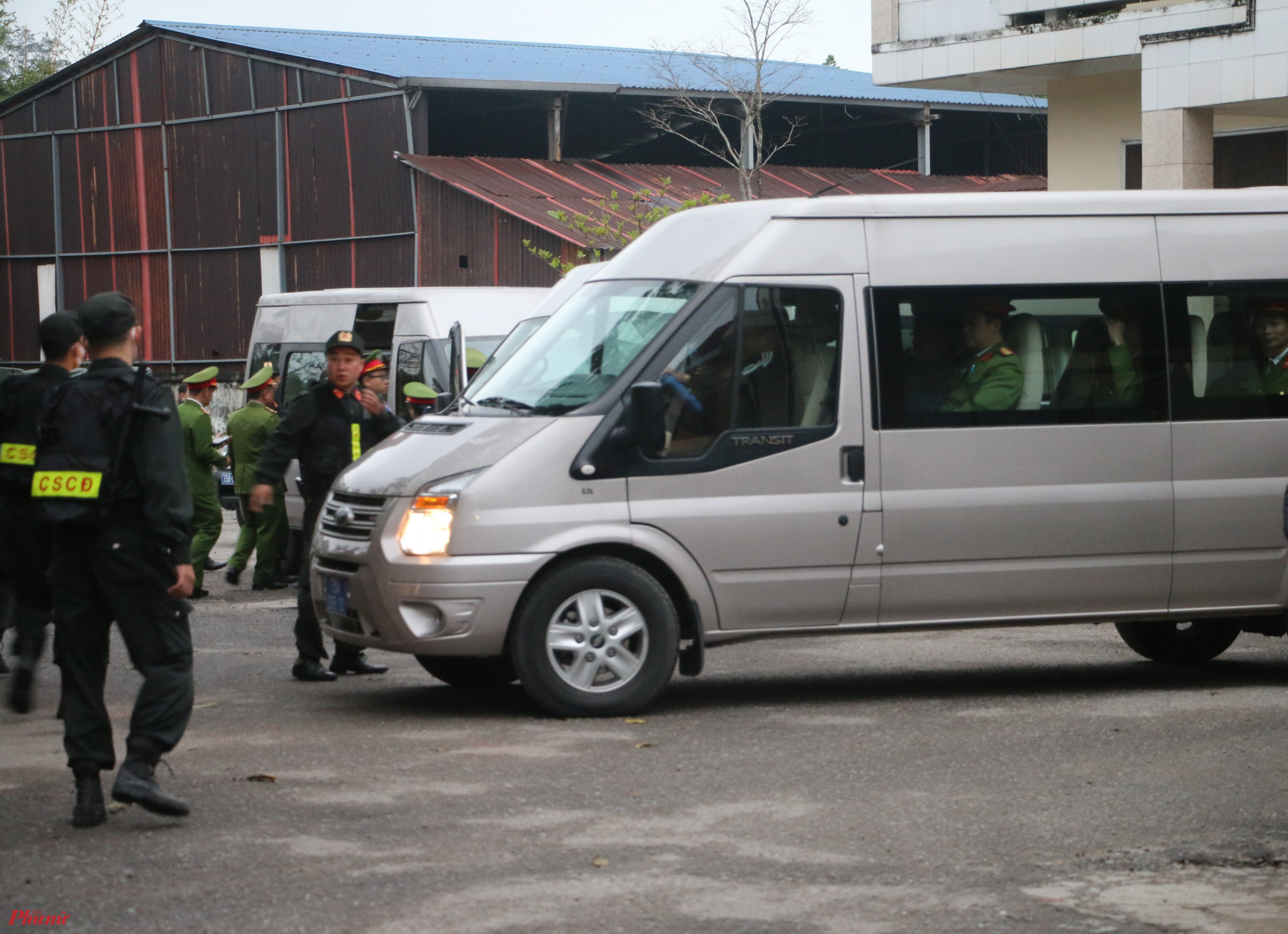 Hàng chục cán bộ chiến sĩ có mặt tại Trung tâm đăng kiểm xe cơ giới tỉnh Thừa Thiên Huế để làm nhiệm vụ