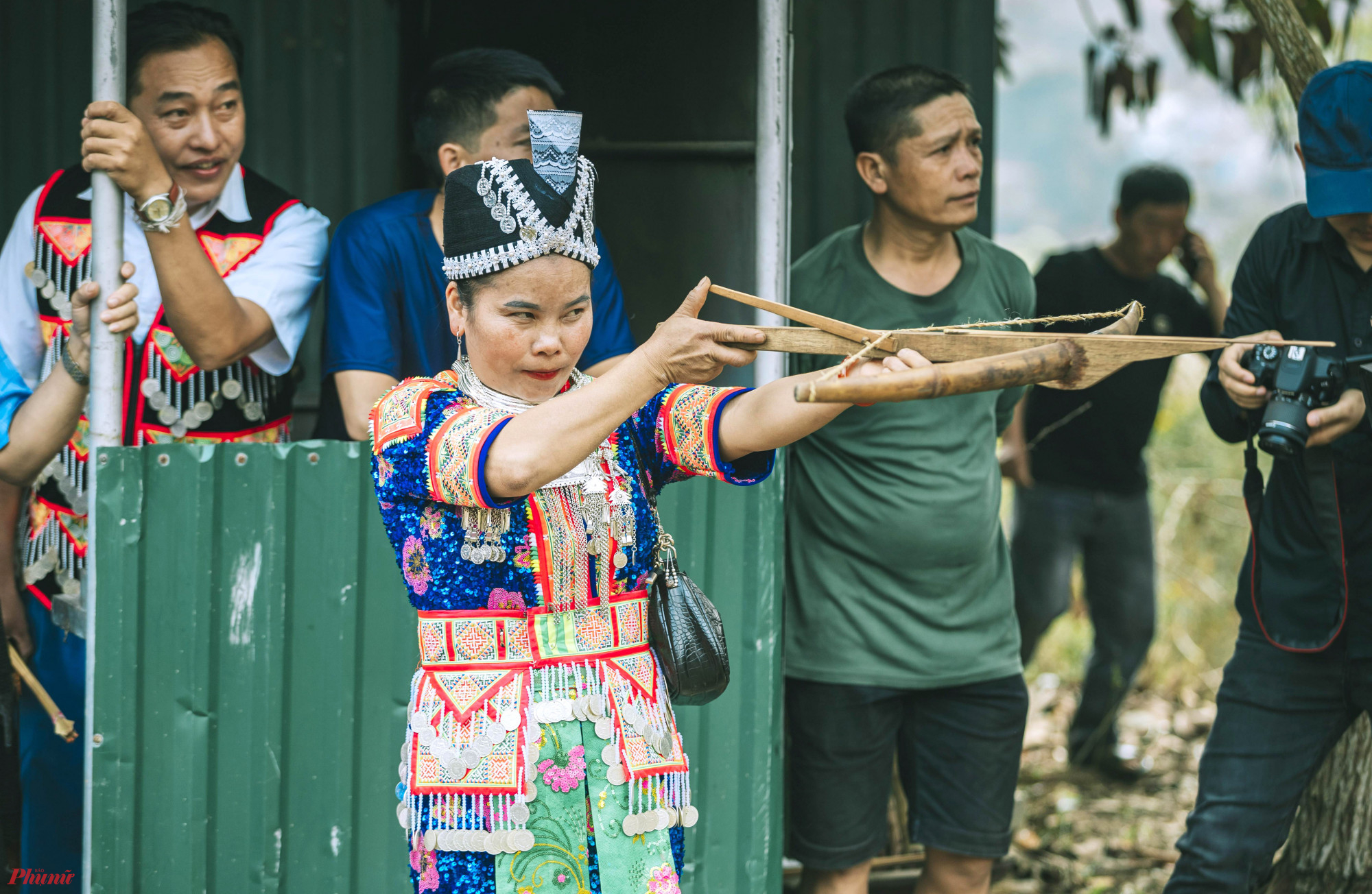 Nhiều người phụ nữ vùng cao mang trang phục của dân tộc mình tự tin thể hiện tài năng bắn nỏ - Ảnh: Rạng Đông