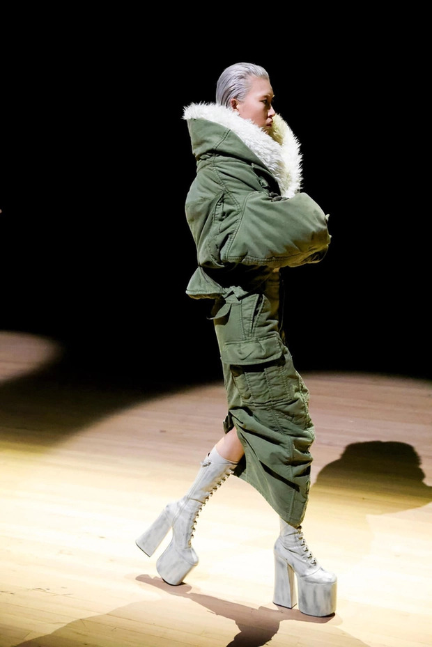 Hình ảnh Phương Oanh diễn show của Marc Jacobs cùng màu tóc mới cũng được chia sẻ trên mạng xã hội