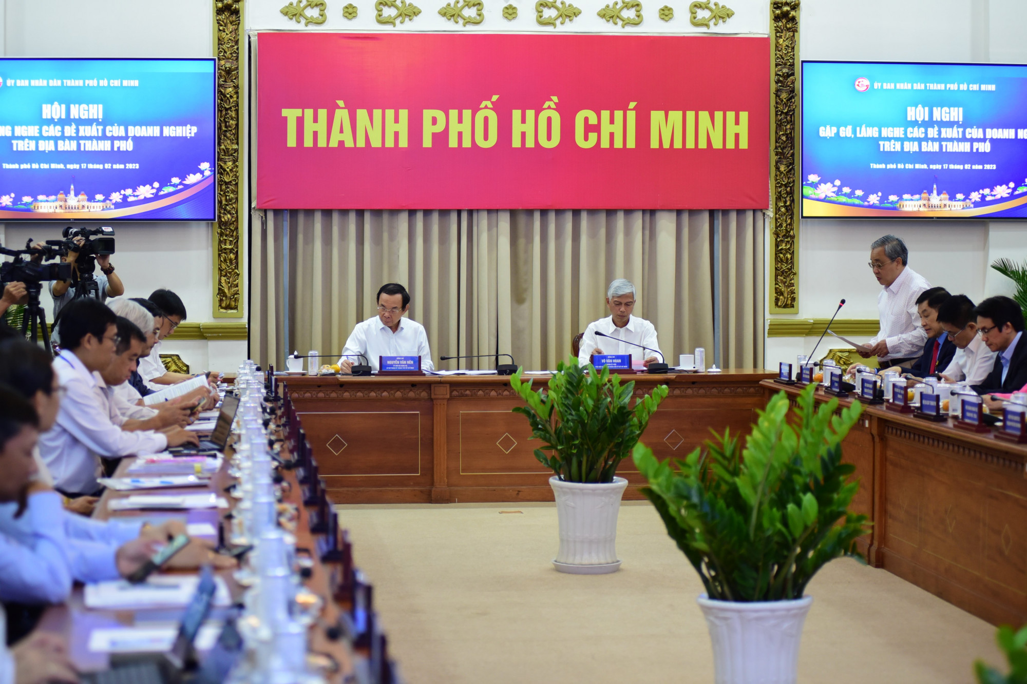 Bí thư Thành ủy TPHCM Nguyễn Văn Nên và Phó chủ tịch UBND TPHCM Võ Văn Hoan chủ trì hội nghị