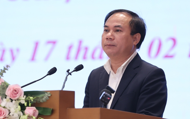 Thứ trưởng Bộ Xây dựng Nguyễn Văn Sinh trình bày báo cáo về tình hình thị trường bất động sản - Ảnh VGP