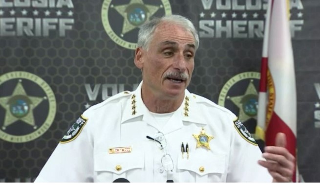 Cảnh sát trưởng Quận Volusia Mike Chitwood phát biểu tại buổi họp báo để cung cấp thông tin về một cậu bé 3 tuổi chết sau khi tự bắn mình tại nhà DeLand, Fla., Ngày 16 tháng 2 năm 2023.