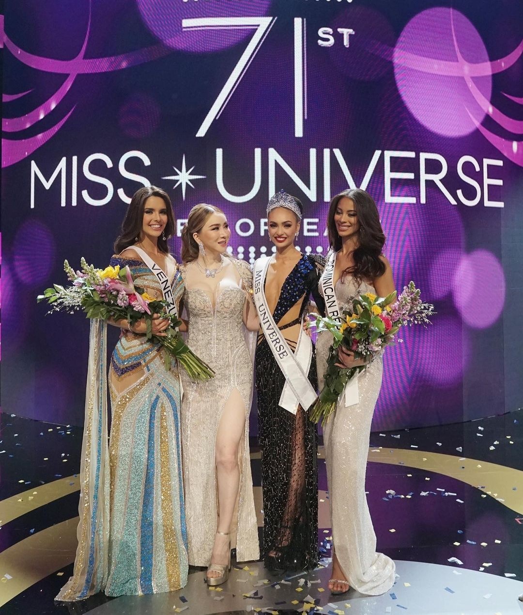 Bà Anne Jakapong Jakrajutatip (thứ hai từ trái sang) cùng top 3 Miss Universe 2022