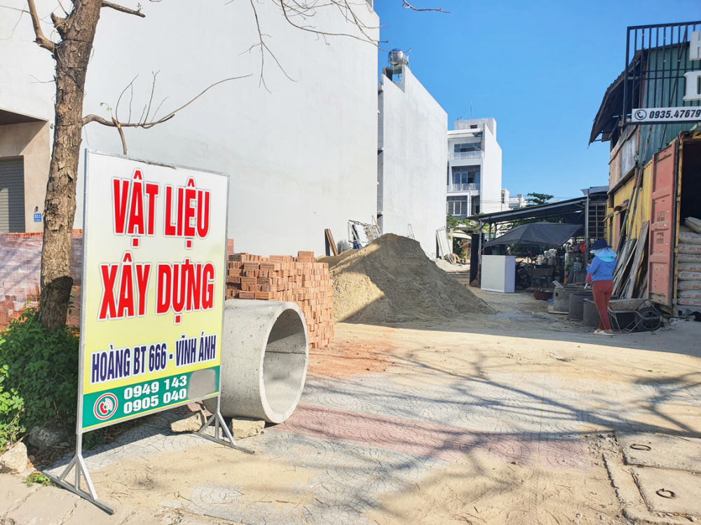 Chủ cửa hàng vật liệu xây dựng ở TP Đà Nẵng này cho biết không có cát để bán