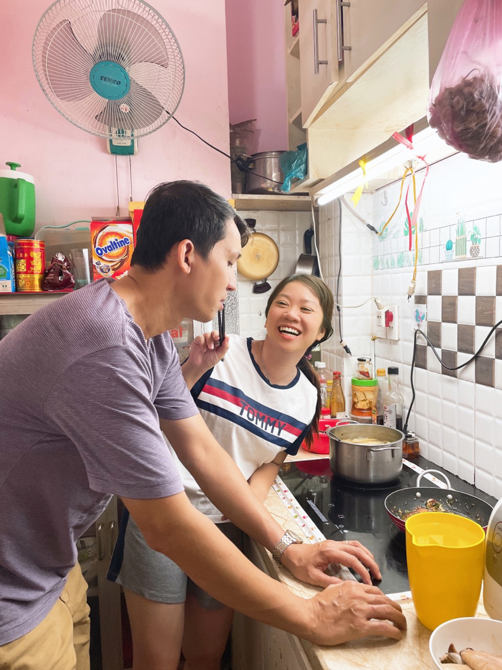 Gia đình chị Phạm Huỳnh Anh Thư  chuẩn bị bữa cơm gia đình