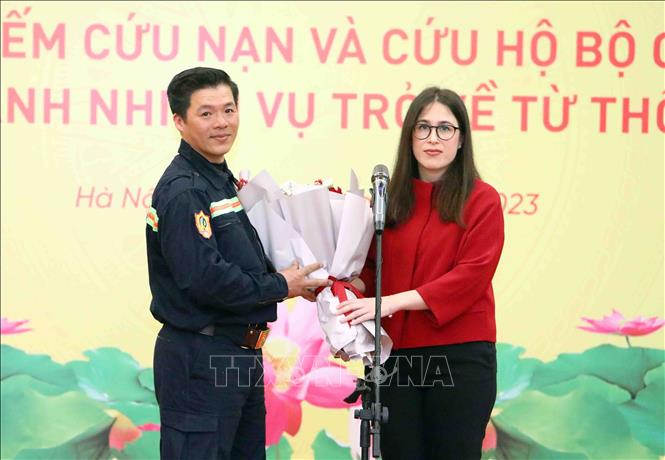 Phó Đại sứ Thổ Nhĩ Kỳ tại Việt Nam Devletsah Yayan tặng hoa chúc mừng cán bộ, chiến sĩ đội tìm kiếm cứu nạn và cứu hộ Bộ Công an hoàn thành nhiệm vụ trở về nước. 