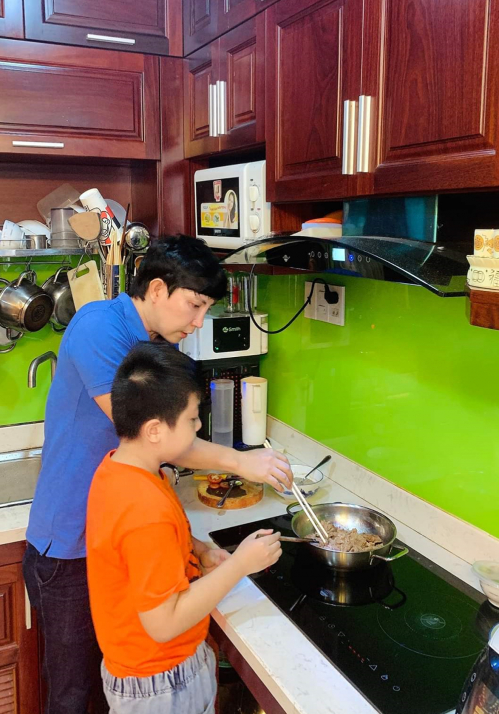 Anh Phương - một viên chức làm việc tại quận 3 - tranh thủ ngày nghỉ chuẩn bị bữa cơm cho gia đình - ảnh: uyên nhi