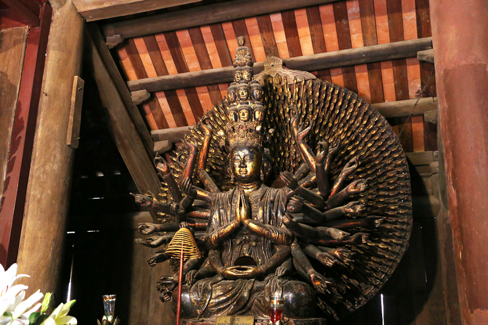 Tượng Quan âm ngàn mắt ngàn tay (được lưu giữ tại chùa Bút Tháp, huyện Thuận Thành, tỉnh Bắc Ninh) là một trong những bảo vật quốc gia - ẢNH: THÀNH LÂM