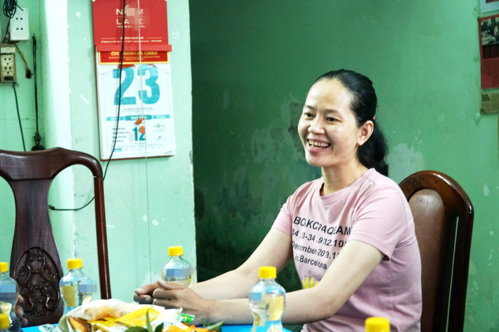 Chị Phạm Thị Thắm - vợ của trung tá Nguyễn Chí Thành - vui mừng khi nghe tin chồng đã hoàn thành nhiệm vụ - ẢNH: TAM NGUYÊN