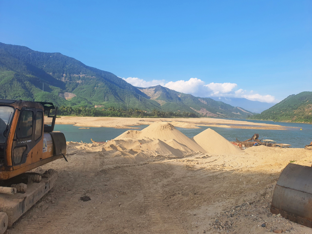 Mỏ cát Pha Lê (xã Đại Sơn, huyện Đại Lộc, tỉnh Quảng Nam) còn hạn giấy phép khai thác nhưng cũng đang tạm dừng hoạt động