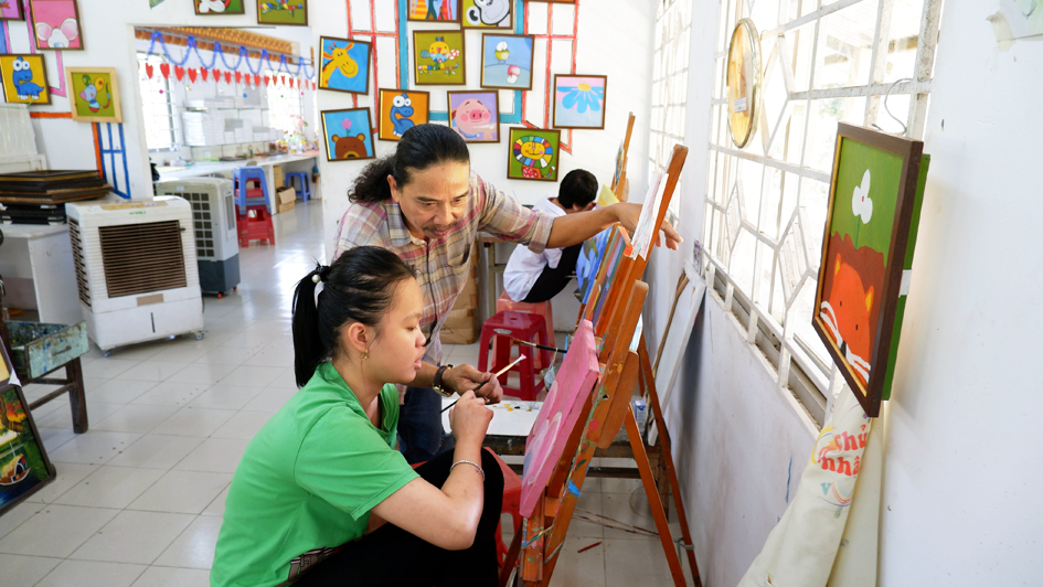 Thầy Nguyễn  Văn Hoàng dạy vẽ cho các em  khuyết tật  ẢNH: P.T.