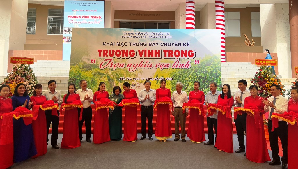 Cắt băng khai mạc trưng bày chuyên đề “Trương Vĩnh Trọng - Trọn nghĩa vẹn tình”.