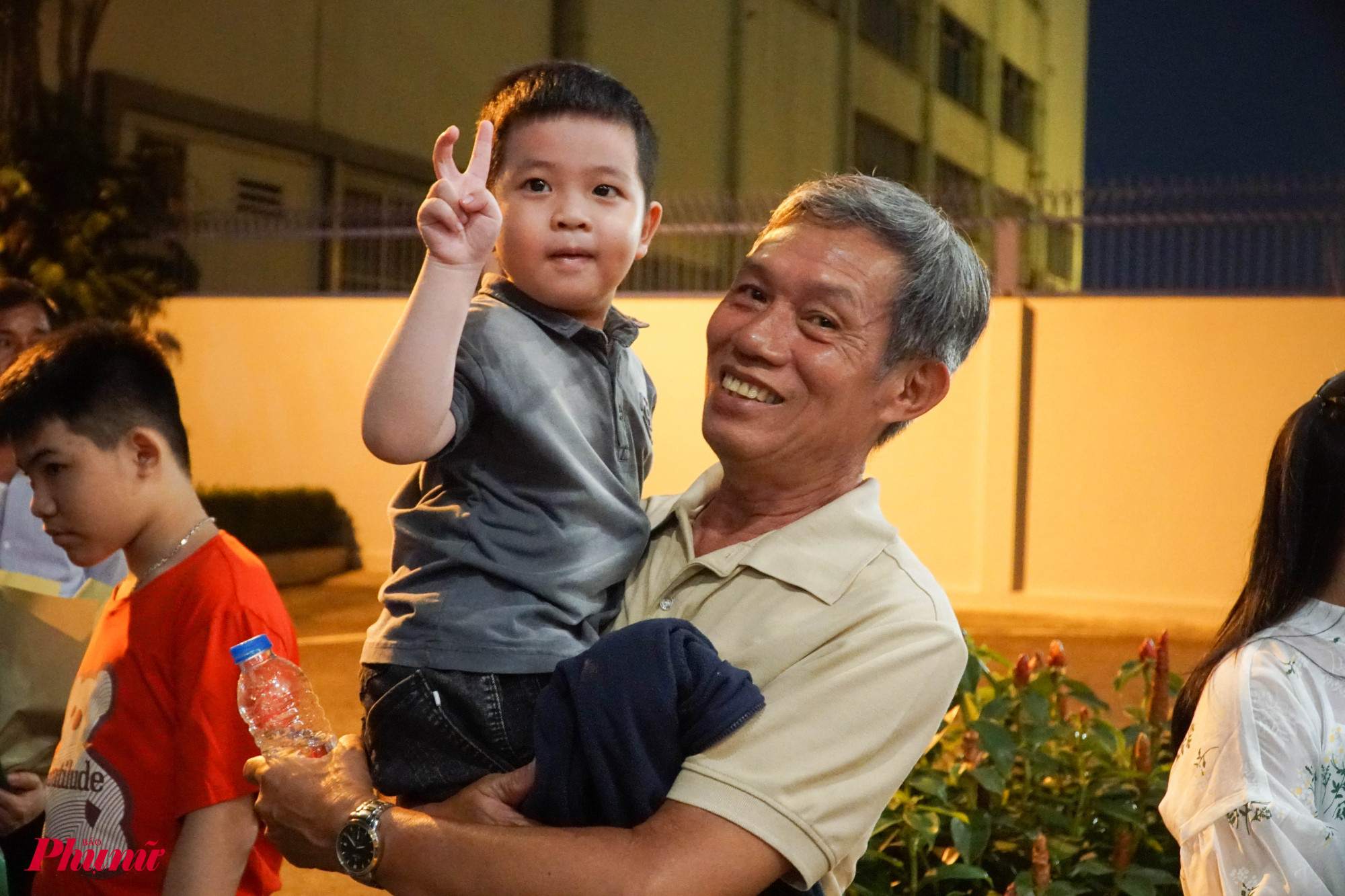 Cha của Đại uý Nguyễn Trường Nam cùng còn trai của Đại uý cũng đã có mặt để chào đón anh về nhà sau chuyến công tác thực hiện nhiệm vụ tại nước bạn.