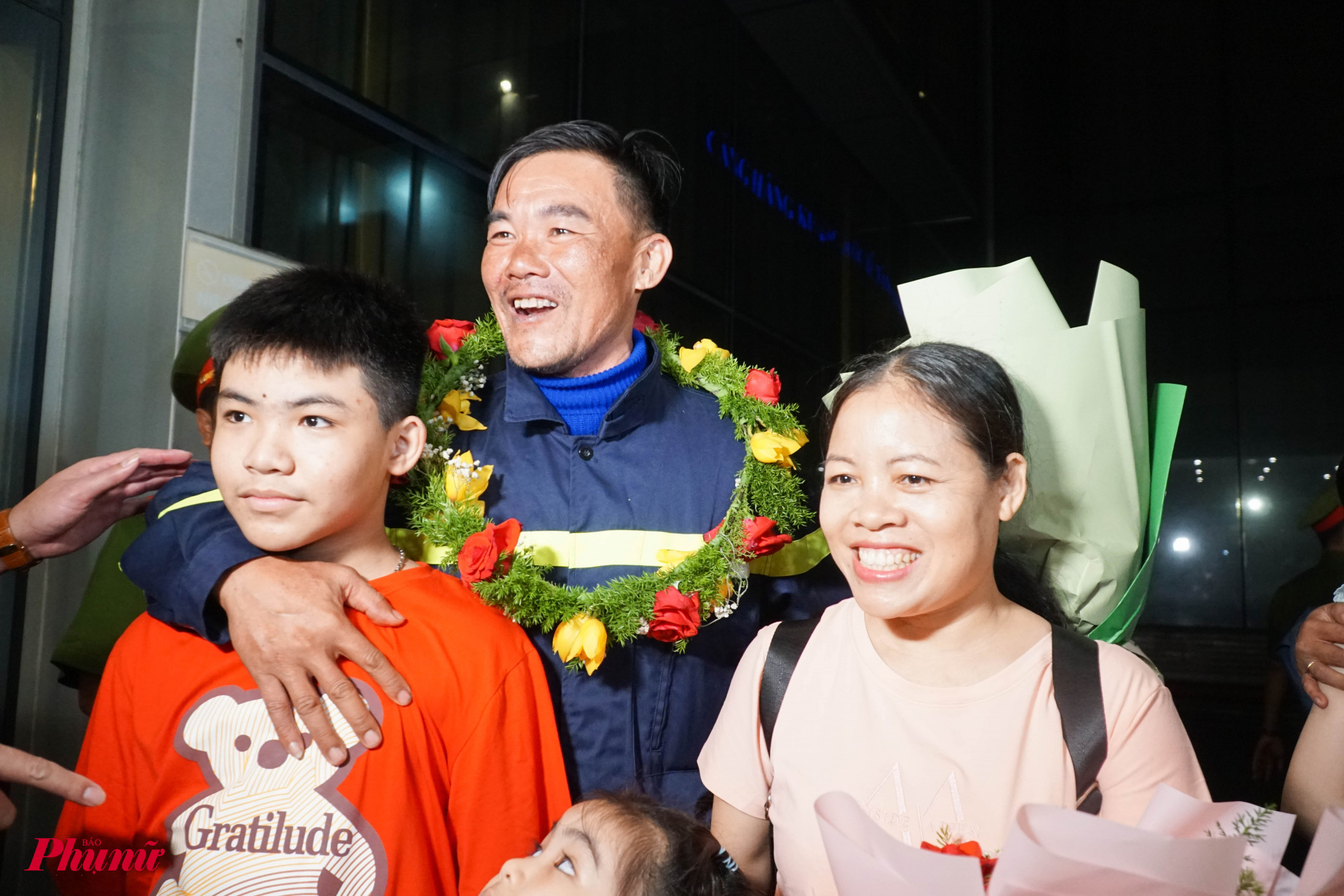 Thiếu ta Nguyễn Hữu Đạo vui mừng khi gặp lại người thân