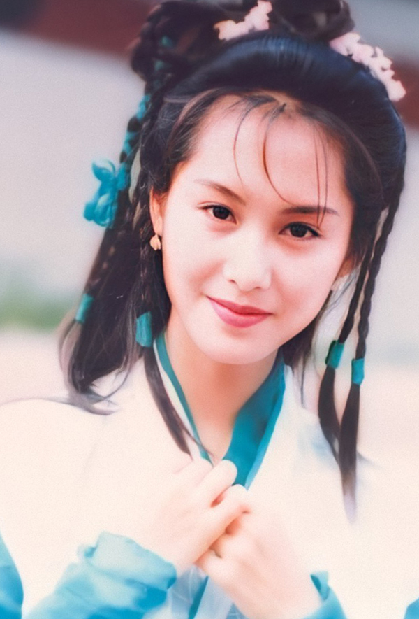 Năm 1994, phim Anh Hùng xạ điêu do TVB sản xuất tạo nên cơn sốt. Vai Hoàng Dung do diễn viên Chu Nhân thể hiện. Ngoài diễn xuất được đánh giá khá tốt, Chu Nhân còn tạo ấn tượng bởi vẻ ngoài đẹp mắt, 