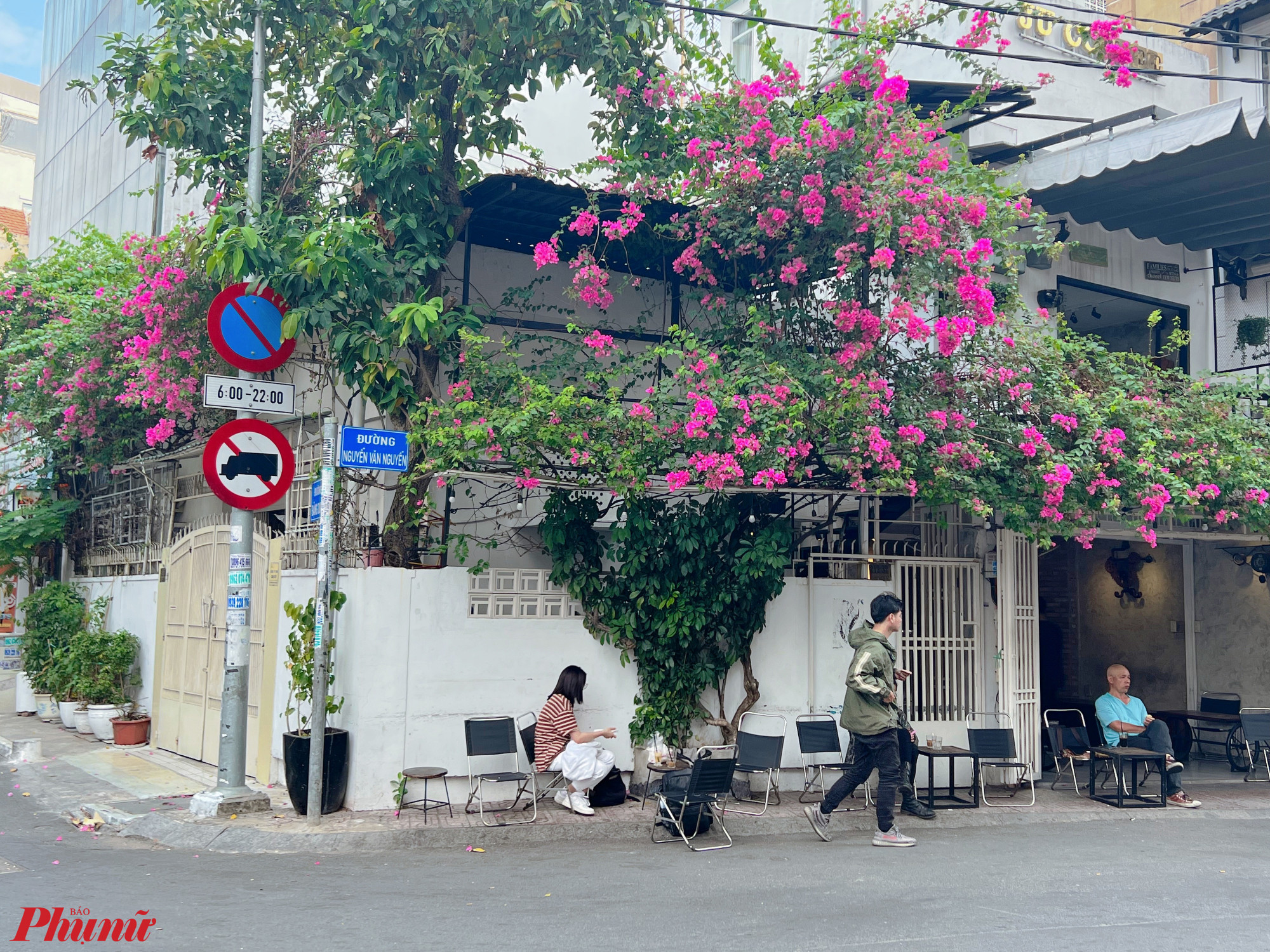 Tiệm cà phê nằm trên góc đường Nguyễn Văn Nguyễn