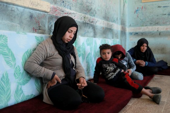 Một phụ nữ mang thai trú ẩn tại một trường học cùng gia đình ở Jableh, Syria. Ảnh: Reuters