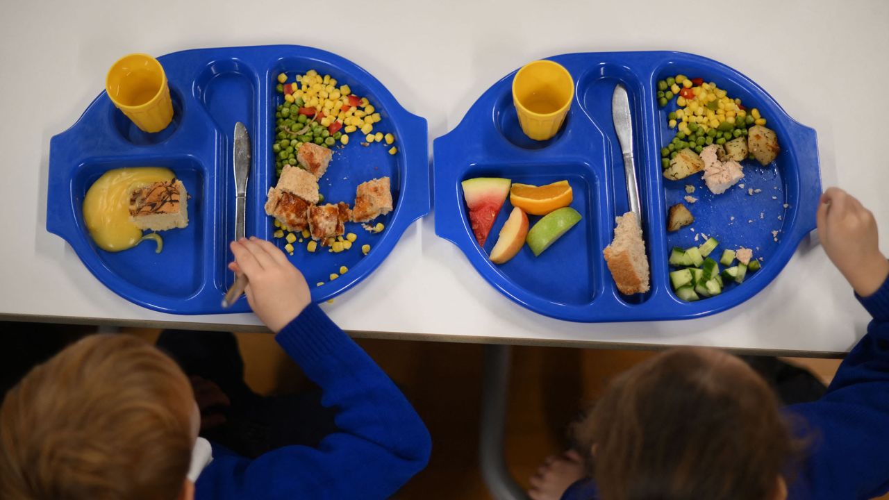 Trẻ em ăn trưa tại Trường tiểu học St Mary's RC ở Battersea, phía nam London, vào ngày 29 tháng 11 năm 2022