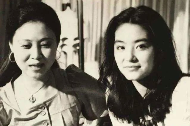 Trước đây, diễn viên Lâm Thanh Hà từng chia sẻ bức ảnh cách đây gần nửa thế kỷ chụp bà và nhà văn Quỳnh Dao. 