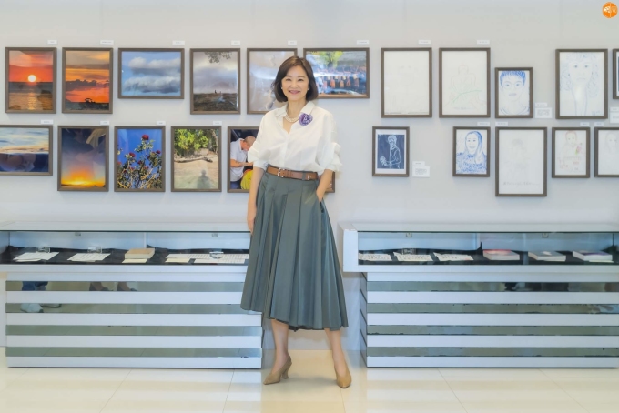 Lâm Thanh Hà tại buổi triển lãm tranh, ảnh của bà tại Đại học Hồng Kông vào tháng 10/2022. 