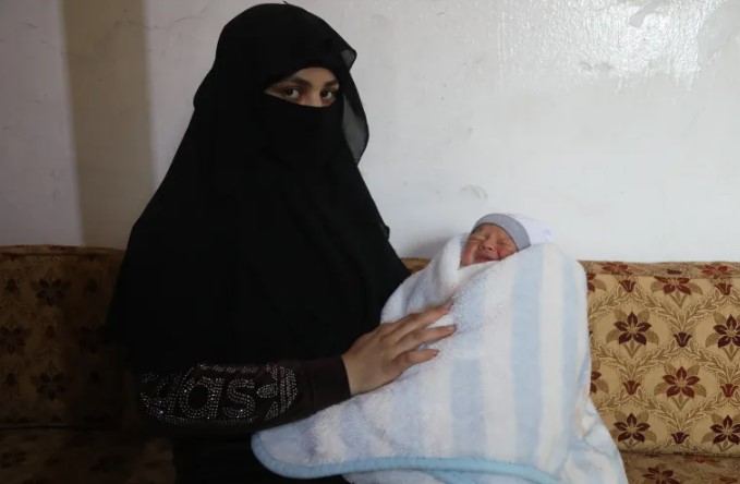 Sakhaa al-Mousa mất chồng và hai cậu con trai nhỏ trong trận động đất, và sinh thêm một cậu con trai vài ngày sau khi cô được kéo ra khỏi đống đổ nát ở Atarib, tây bắc Syria [Ali Haj Suleiman/Al Jazeera]