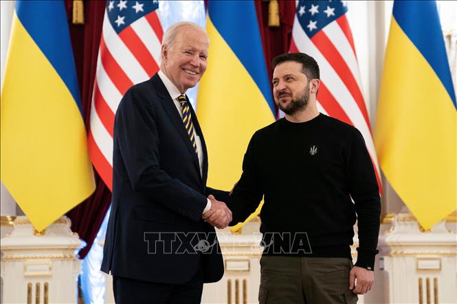 Tổng thống Mỹ Joe Biden (trái) và Tổng thống Ukraine Volodymyr Zelensky tại Kiev ngày 20/2